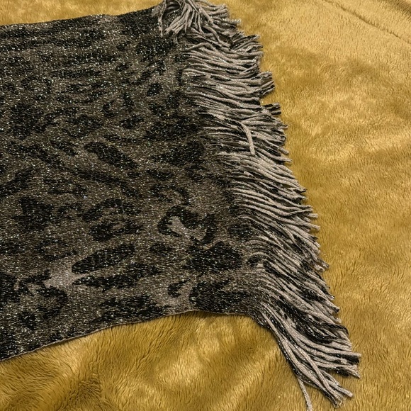NWT White Mark One Size Silver Leopard Print Tiger Poncho With Fringe - Picture 7 of 8